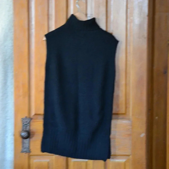 Black Knit Turtleneck Sleeveless Sweater - Picture 4 of 6